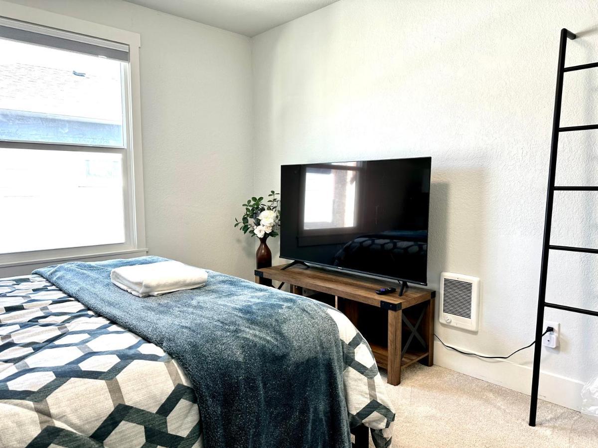 Tacoma 2 Bedrooms 1 Baths Sleep 5 With Compact Kitchen Eksteriør billede